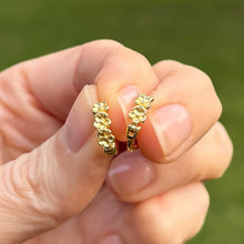 Load image into Gallery viewer, Flower Huggie Hoops
