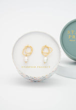 Load image into Gallery viewer, Everlasting Pearl Earrings in Gold
