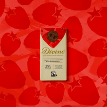 Load image into Gallery viewer, 25% White Chocolate with Strawberries Sharing Bar
